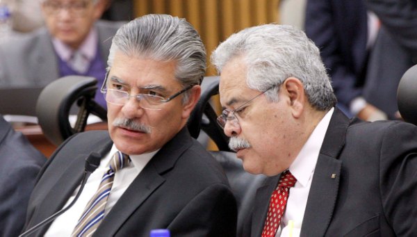 Consejeros Electorales Arturo Sánchez Gutiérrez,  y Javier Santiago Castillo.
