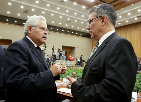 Consejeros Electorales Arturo Sánchez Gutiérrez,  y Javier Santiago Castillo. 