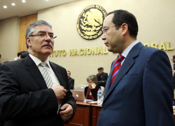 Consejeros Electorales Arturo Sánchez Gutiérrez y Ciro Murayama Rendón.