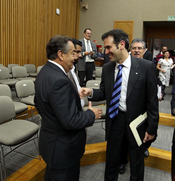 Representante ante el Consejo General del Partido Movimiento Ciudadano Juan Miguel Castro Rendón y el Consejero Presidente Lorenzo Córdova Vianello.