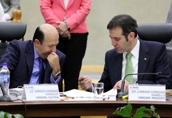 Consejero Electoral Enrique Andrade González y el Consejero Presidente Lorenzo Córdova Vianello.