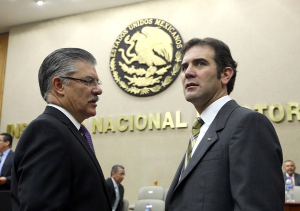 Consejero Electoral Arturo Sánchez Gutiérrez y el Consejero Presidente Lorenzo Córdova Vianello.