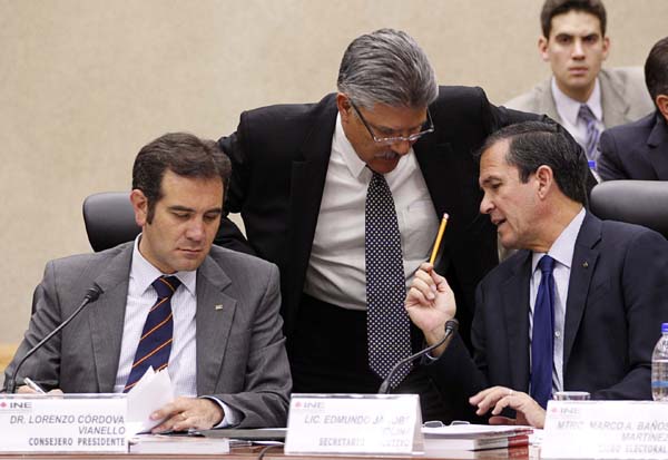 Consejero Presidente Lorenzo Córdova Vianello, Consejero Electoral Arturo Sánchez Gutiérrez y el Secretario Ejecutivo Edmundo Jacobo Molina.
