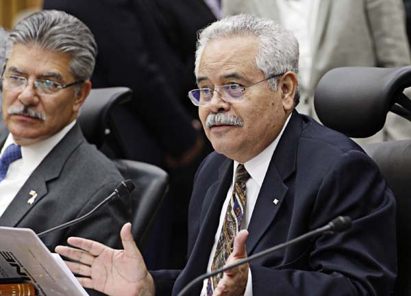 Consejeros Electorales Arturo Sánchez Gutiérrez  y Javier Santiago Castillo.