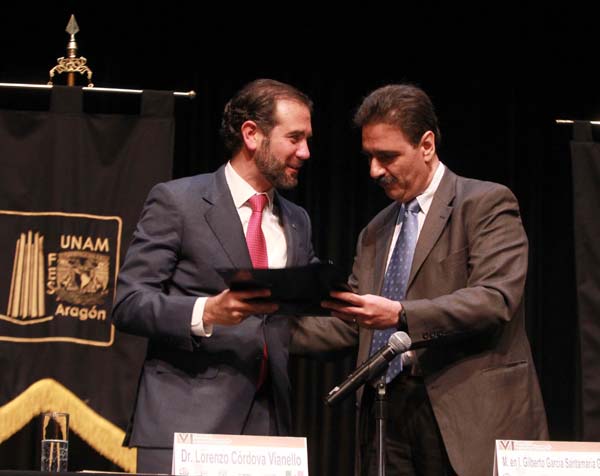 Consejero Presidente del INE Lorenzo Córdova Vianello y el Director de la FES Aragón Gilberto García Santamaria.