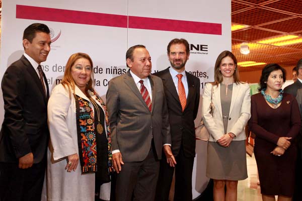 Consejero Presidente del INE Lorenzo Córdova Vianello y  el  Presidente de la Cámara de Diputados Jesús Zambrano Grijalva con la Comisión de los Derechos de los Niños.