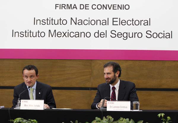 Director del IMSS Mikel Arriola Peñalosa y el Consejero Presidente del INE Lorenzo Córdova Vianello.