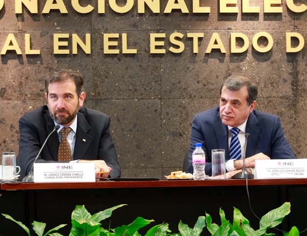 Foro Consejero Presidente del INE Lorenzo Córdova Vianello y el Vocal Ejecutivo del INE en Hidalgo José Luis Ashane Bulos.