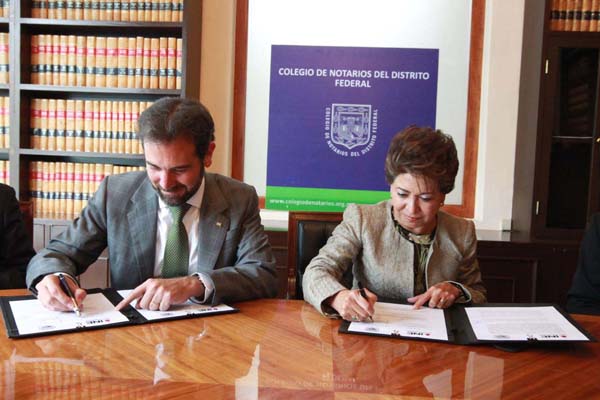 Consejero Presidente del INE Lorenzo Córdova Vianello y la Presidenta del Colegio de Notarios Sara Cuevas Villalobos.