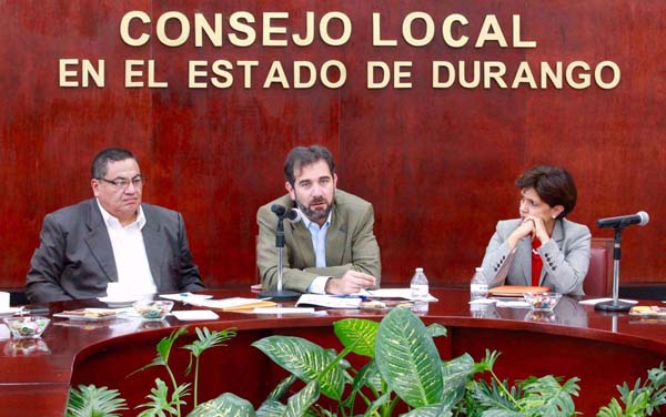 Vocal Ejecutivo del INE Durango Hugo García Cornejo, Consejero Presidente del INE Lorenzo Córdova Vianello y la Consejera Electoral Eugenia Galindo Centeno.