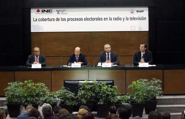 UNAM Raúl Trejo Delarbre, Consejeros Electorales, Enrique Andrade González y Benito Nacif Hernández y el Secretario Ejecutivo del INE Edmundo Jacobo Molina.