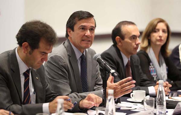 Consejero Presidente del INE, Lorenzo Córdova Vianello y el Secretario Ejecutivo, Edmundo Jacobo Molina en el Diálogo entre los Organismos Públicos Locales Electorales y el Comité de Expertos para la construcción de la ENCCIVICA 2017-2023.