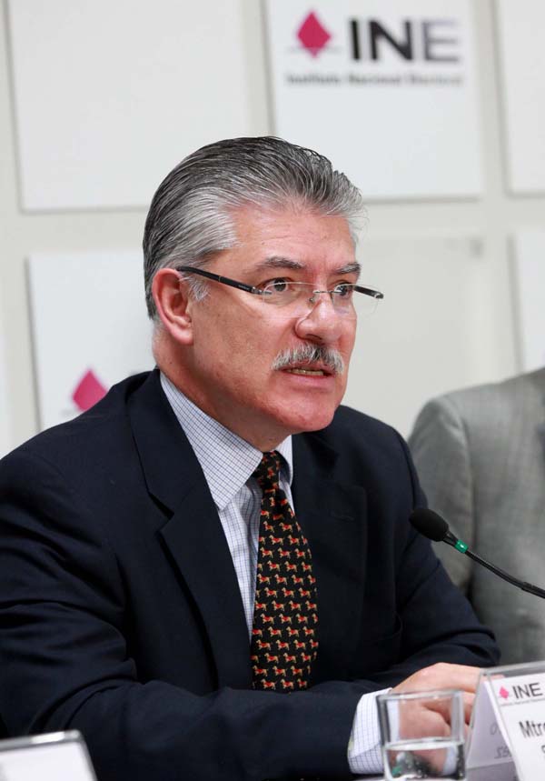 Consejero Electoral y Presidente de la Comisión de Vinculación con Organismos Públicos Locales Arturo Sánchez Gutiérrez.