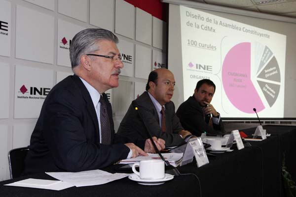 Consejeros Electorales Arturo Sánchez Gutiérrez, Enrique Andrade González y el Director Jurídico Gabriel Mendoza Elvira.