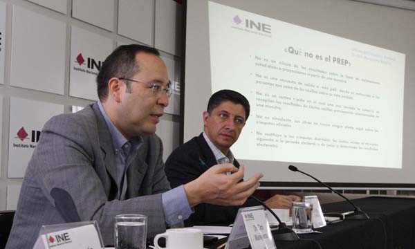 Consejero Electoral  Ciro Murayama Rendón y el Coordinador de la Unidad Técnica de Servicios de Informática Jorge Torres Antuñano.