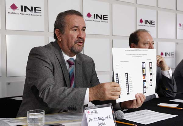 Director Ejecutivo de Organización Electoral Miguel Ángel Solís Acero y el Consejero Electoral Marco Antonio Baños Martínez.