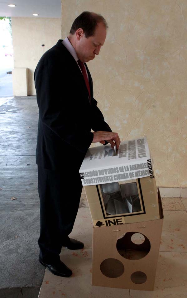 Votación del Consejero Electoral Marco Antonio Baños Martínez

.