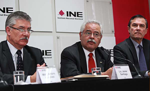 Consejeros Electorales Arturo Sánchez Gutiérrez, Javier Santiago Castillo y el Secretario Ejecutivo Edmundo Jacobo Molina.