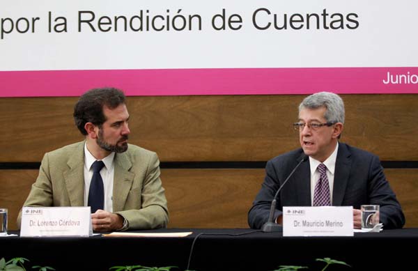 Consejero Presidente del INE Lorenzo Córdova Vianello y el Coordinador de la Red por la Rendición de Cuentas Mauricio Merino Huerta.