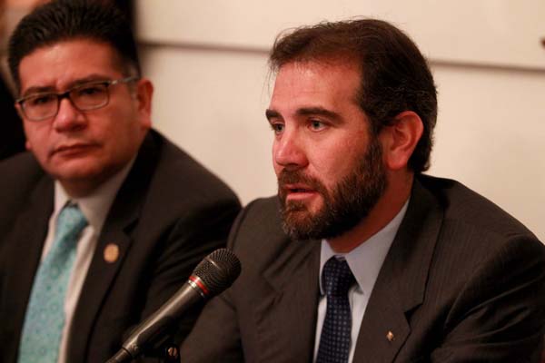 Diputado de la ALDF por Nueva Alianza Juan Gabriel Corchado Acevedo y el Consejero Presidente del INE Lorenzo Córdova Vianello.