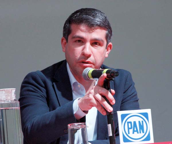 Candidato del PAN Mauricio Tabe Echartea.

