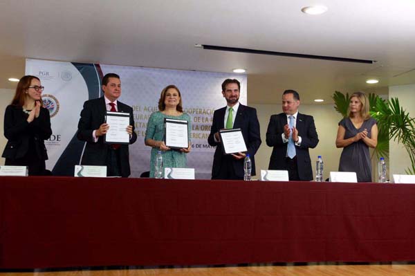 Firma del Acuerdo de Cooperación entre la PGR y  la Secretaría General de la OEA.