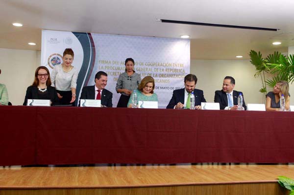 Firma del Acuerdo de Cooperación entre la PGR y  la Secretaría General de la OEA.


