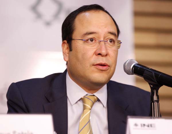 Moderador Consejero Electoral Ciro Murayama Rendón.