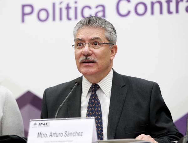  Consejero Electoral Arturo Sánchez Gutiérrez.