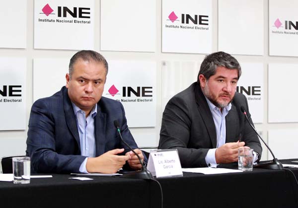 Coordinador Nacional de Comunicación Social Alberto García Sarubbi y el Director Ejecutivo del Registro Federal de Electores René Miranda Jaimes.

