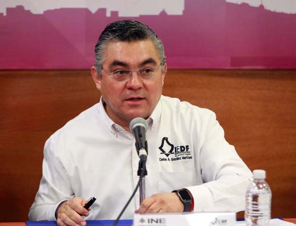  Consejero Electoral del IEDF, Carlos González.
