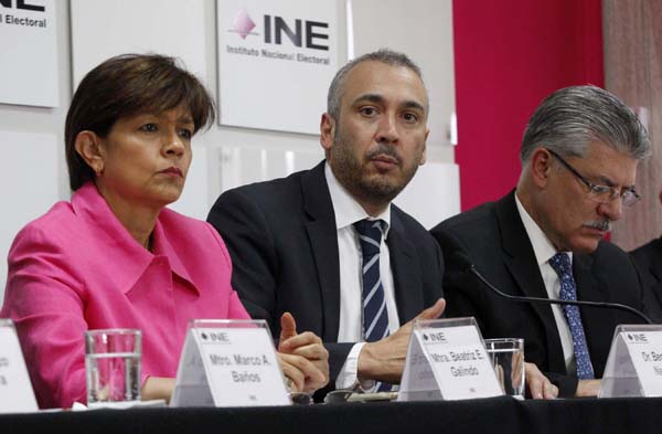 Consejera Electoral  Beatriz Galindo Centeno y los Consejeros Electorales Benito Nacif Hernández y Arturo Sánchez Gutiérrez.