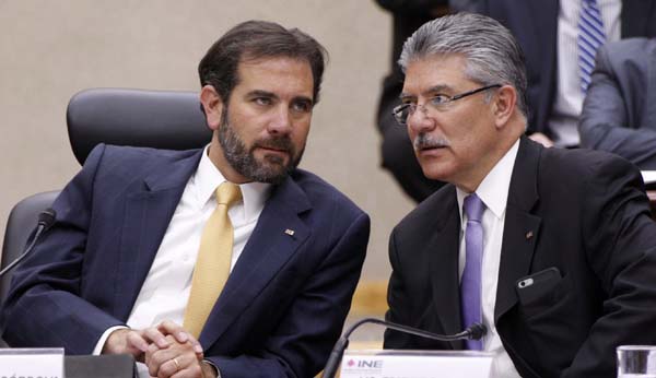 Consejero Electoral Arturo Sánchez Gutiérrez y el Consejero Presidente Lorenzo Córdova Vianello.