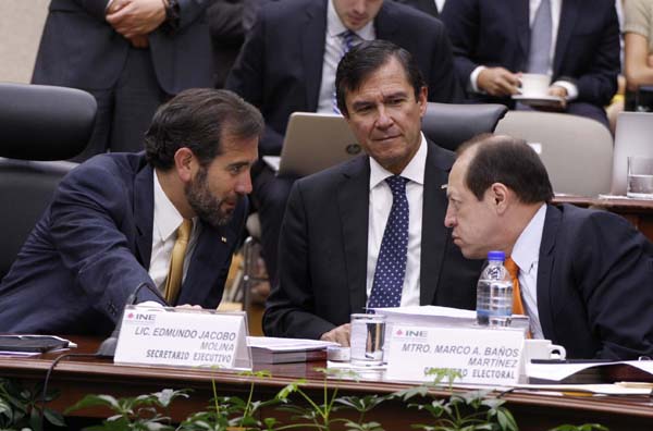 Consejero Presidente del INE Lorenzo Córdova Vianello, Secretario Ejecutivo Edmundo Jacobo Molina y el Consejero Electoral Marco Antonio Baños Martínez.