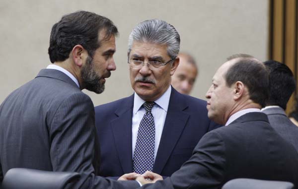 Consejero Presidente del INE Lorenzo Córdova Vianello y los  Consejeros Electorales Arturo Sánchez Gutiérrez  y Marco Antonio Baños Martínez.
