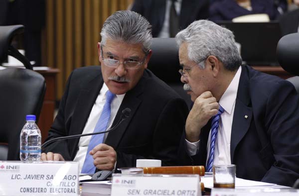Consejeros Electorales Arturo Sánchez Gutiérrez y Javier Santiago Castillo.
