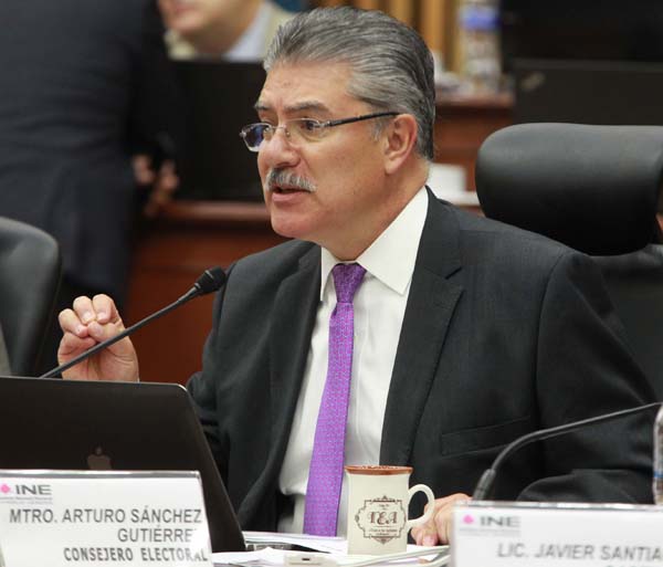 Consejero Electoral  Arturo Sánchez Gutiérrez.

