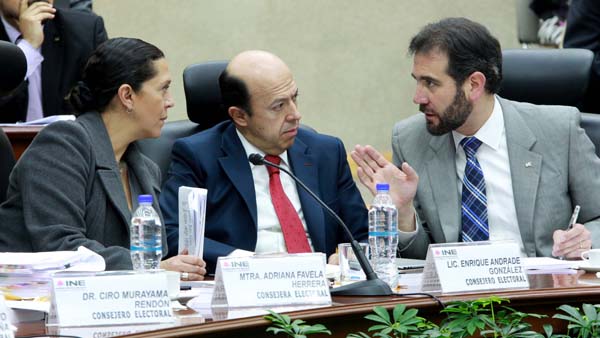 Consejera  y Consejero Electorales Adriana Favela Herrera,  Enrique Andrade González y el Consejero Presidente Lorenzo Córdova Vianello.