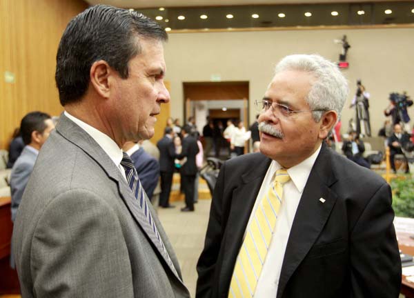 Secretario Ejecutivo Edmundo Jacobo Molina y el Consejero Electoral Javier Santiago Castillo.  