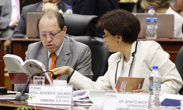 Consejera y Consejero Electorales  Beatriz Galindo Centeno y Marco Antonio Baños Martínez.