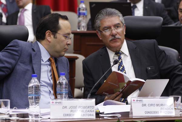 Consejeros Electorales Ciro Murayama Rendón y Arturo Sánchez Gutiérrez.

