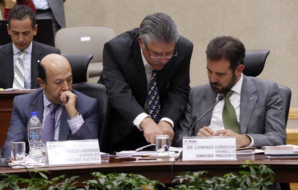 Consejeros Electorales Enrique Andrade González, Arturo Sánchez Gutiérrez y el  Consejero Presidente Lorenzo Córdova Vianello.