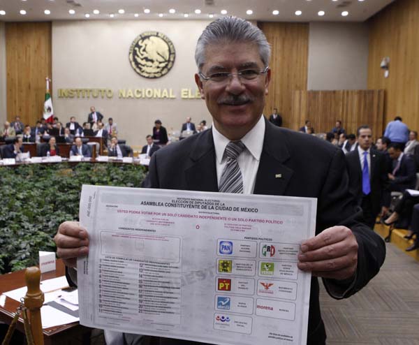 Consejero Electoral Arturo Sánchez Gutiérrez con la Boleta para la elección de la Asamblea Constituyente.