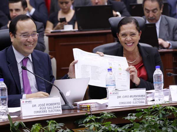 Consejera y Consejero Electorales Adriana Favela Herrera y Ciro Murayama Rendón  con la Boleta para la elección de la Asamblea Constituyente.