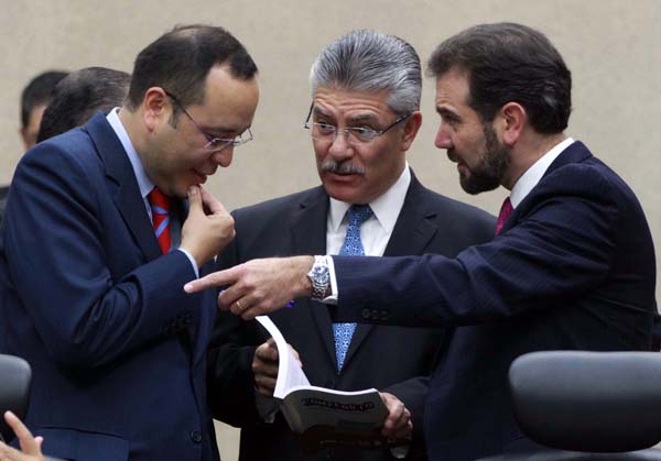 Consejeros Electorales Arturo Sánchez Gutiérrez, Ciro Murayama Rendón y el  Consejero Presidente Lorenzo Córdova Vianello.