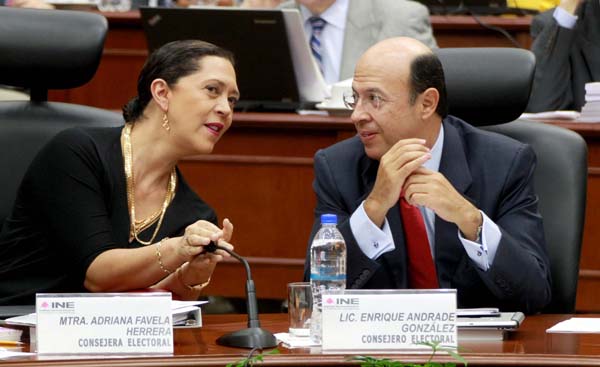 Consejera  y Consejero Electorales Adriana Favela Herrera y Enrique Andrade González.