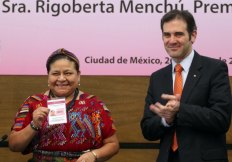 Acredita INE a Rigoberta Menchú como visitante extranjera para los próximos comicios