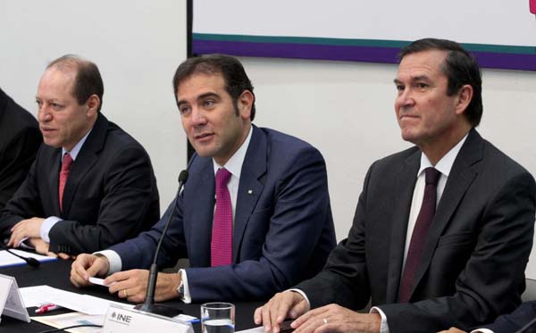 Consejero Electoral Marco Antonio Baños Martínez, Consejero Presidente del INE Lorenzo Córdova Vianello y el  Secretario Ejecutivo Edmundo Jacobo Molina.