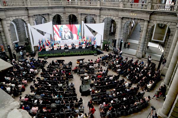 Ex Presidente de Bolivia Carlos Mesa, Subsecretario de Planeación, Evaluación y Coordinación de la SEP Otto Granados Roldán y el Ex Presidente de Guatemala Vinicio Cerezo.