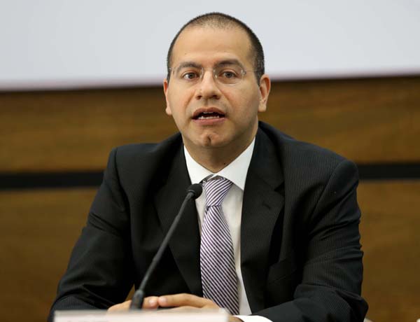 Consejero Electoral   y Presidente de la Comisión de Capacitación Electoral y Educación Cívica Roberto Ruíz Saldaña.